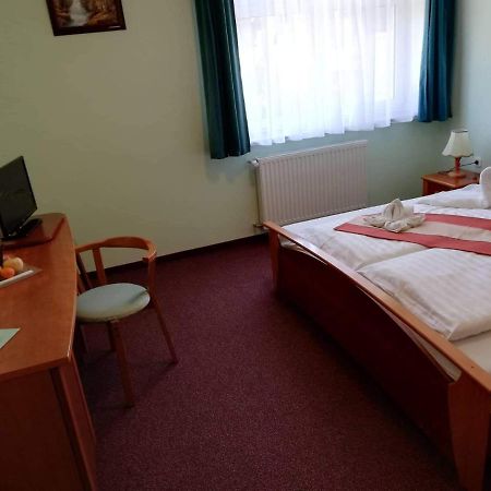 Gosztola Gyoengye-Az Erdo Szallodaja Exterior foto