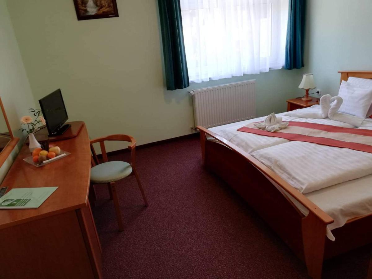 Gosztola Gyoengye-Az Erdo Szallodaja Exterior foto